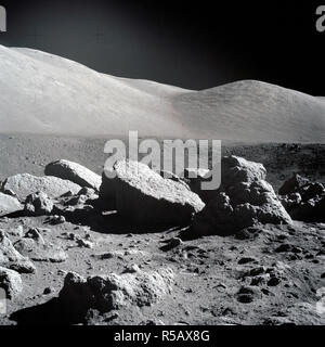 (7-19 déc.) 1972 --- L'un de l'équipage d'Apollo 17 a pris cette photo d'un grand champ de blocs pendant la surface lunaire activité extravéhiculaire (EVA) à l'atterrissage de Taurus-Littrow. Banque D'Images