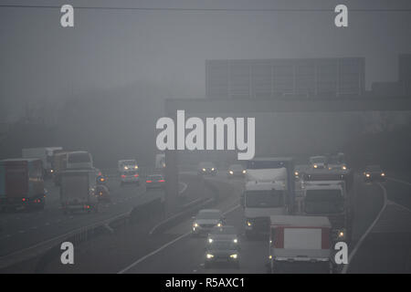 Traffic voyager dans l'épais brouillard sur l'autoroute A1/M yorkshire leeds united kingdom Banque D'Images