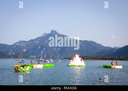 Les baigneurs dans l'eau du lac de Mondsee Mondsee, parc, Salzkammergut, Autriche Banque D'Images