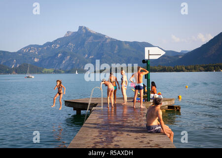 Les baigneurs dans l'eau du lac de Mondsee Mondsee, parc, Salzkammergut, Autriche Banque D'Images