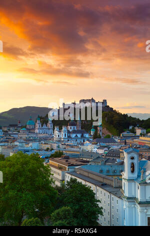 Lever de soleil sur l'Fortressover Hohensalzburg & Alt Stadt, Salzburg, Salzkammergut, Autriche Banque D'Images