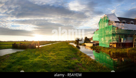 Construction site tôt le matin dans un paysage de polders néerlandais Banque D'Images