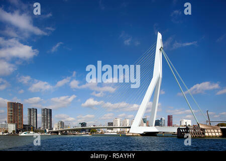 Rotterdam, Pays-Bas - 18 septembre 2018 : le pont Erasmus vu de la rive sud au centre de la ville Banque D'Images