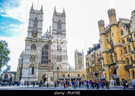 Route en face de l'abbaye de Westminster plein de voitures, d'autobus et les touristes dans la ville de Westminster, Londres, Angleterre, Royaume-Uni Banque D'Images