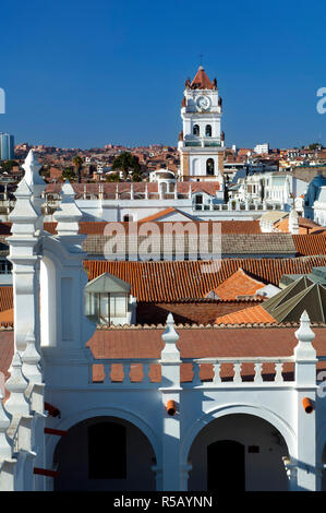 Tour de l'horloge de la cathédrale de Sucre, vue depuis le toit de la monastère San Felipe de Neri, Sucre, Bolivie, la Ville Blanche, La Ciudad Blanca, UNESCO World Heritage Site. Banque D'Images