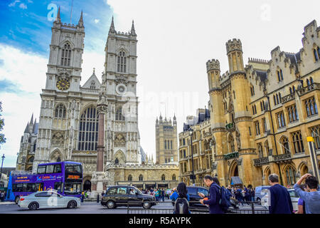 Route en face de l'abbaye de Westminster plein de voitures, d'autobus et les touristes dans la ville de Westminster, Londres, Angleterre, Royaume-Uni Banque D'Images