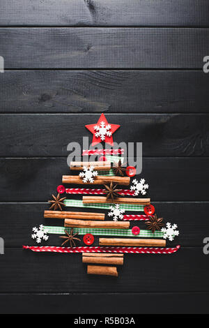 Arbre de Noël de cannelle, l'anis, rubans et boutons. Mise à plat Banque D'Images