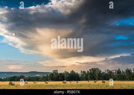 Orage sur champ de chaumes, Thuringe, Allemagne Banque D'Images