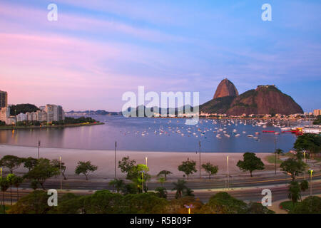 Brésil, Rio de Janeiro, Botafogo, vue de Botafogo bay et mont du Pain de Sucre Banque D'Images