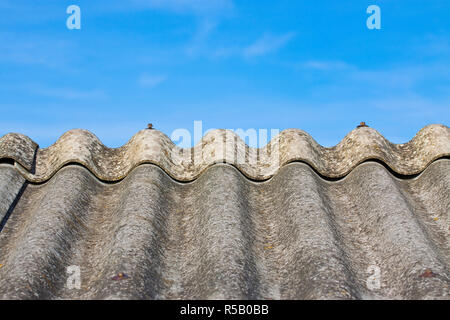 Ancien pavillon de l'amiante dangereux fait de panneaux de béton - l'une des plus dangereuses dans les bâtiments qu'on appelle 'caché' killer Banque D'Images