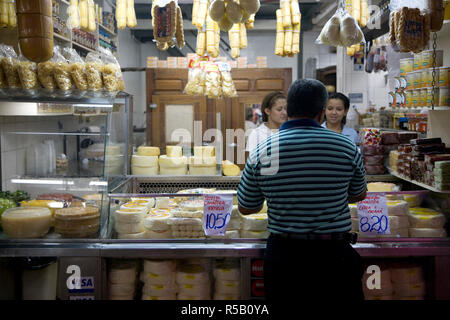 Boutique du fromage et de la viande au marché central de la ville de Belo Horizonte, Minas Gerais, Brésil Banque D'Images