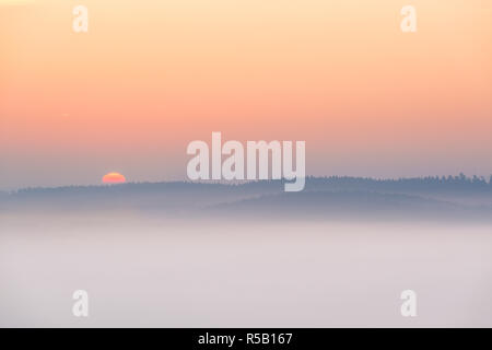 Lever du soleil à la Szinérváralja, brouillard, automne, Thuringe, Allemagne