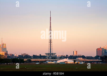 Brésil, Département Federal-Brasilia, Brasilia, tour de télévision à l'aube Banque D'Images