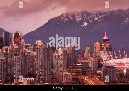 Canada, Colombie-Britannique, Vancouver, surélevée avec vue sur la ville, le Stade BC Place Banque D'Images