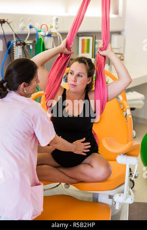 Femme enceinte au cours du début du travail à un centre d'accouchement naturel., Centre de clinique Soyaux, France. Banque D'Images