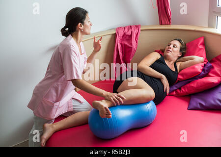 Femme enceinte au cours du début du travail à un centre d'accouchement naturel., Centre de clinique Soyaux, France. Banque D'Images