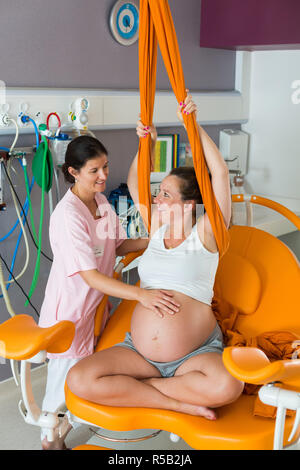 Femme enceinte au cours du début du travail à un centre d'accouchement naturel., Centre de clinique Soyaux, France. Banque D'Images