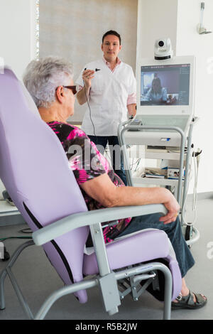 Consultation médicale dans une pratique de télémédecine en zone rurale, Patient assisté par une infirmière pour la consultation avec le médecin généraliste, le Medi Banque D'Images