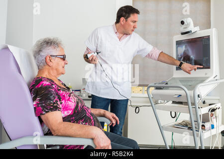 Consultation médicale dans une pratique de télémédecine en zone rurale, Patient assisté par une infirmière pour la consultation avec le médecin généraliste, le Medi Banque D'Images