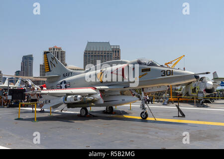 Un Douglas A-4 Skyhawk, avions d'attaque USS Midway Museum, San Diego, California, United States. Banque D'Images