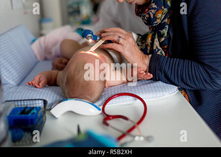 Médecin généraliste avec bébé, Geveze, France. Banque D'Images
