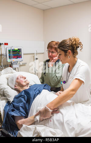 Patient âgé avec sa fille à l'urgence d'un hôpital privé, la France. Banque D'Images
