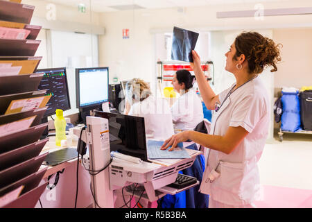 Les infirmières, service d'urgence, dans un hôpital privé, la France. Banque D'Images