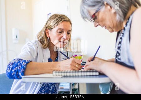 Département d'oncologie, cancer chez le patient recevant une chimiothérapie en hôpital de jour, la France. Banque D'Images