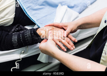 Femme âgée hospitalisée. Banque D'Images