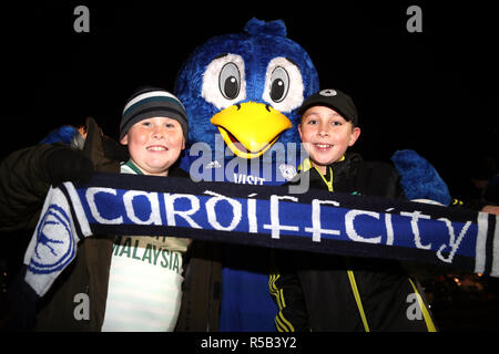 Cardiff City fans posent pour une photo avec la mascotte du club bleu avant la Bartley Premier League match à Cardiff City Stadium. Banque D'Images