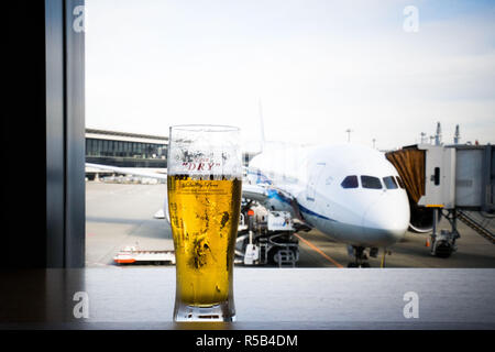 Illustration à propos de la consommation d'alcool pendant un voyage en avion. Banque D'Images