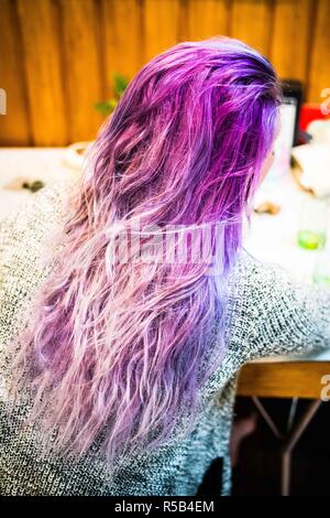 L'application d'un femme purple couleur de cheveux shampooing. Banque D'Images