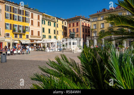 Piazza della Vittoria, Salò, Lac de Garde, Province de Brescia, Lombardie, Italie Banque D'Images