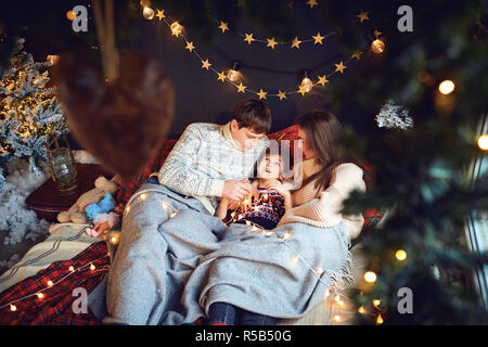 Famille heureuse à la maison à Noël. Banque D'Images