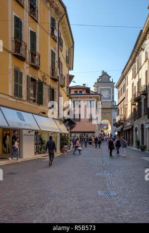 Ruelle étroite à Salo, rue commerçante, le lac de Garde, Brescia, Lombardie, Italie