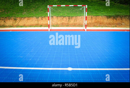 Champ futsal ou football sport outdoor centre cercle ligne blanche et filets de but Banque D'Images