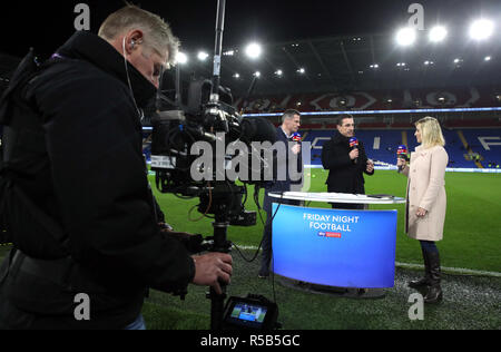 Sky Sports Experts Jamie Ryan (à gauche) et Gary Neville (au centre) aux côtés de presenter Kelly Cates avant au cours de la Premier League match à Cardiff City Stadium. ASSOCIATION DE PRESSE Photo. Photo date : vendredi 30 novembre, 2018. Voir l'ACTIVITÉ DE SOCCER histoire de Cardiff. Crédit photo doit se lire : Nick Potts/PA Wire. RESTRICTIONS : EDITORIAL N'utilisez que pas d'utilisation non autorisée avec l'audio, vidéo, données, listes de luminaire, club ou la Ligue de logos ou services 'live'. En ligne De-match utilisation limitée à 120 images, aucune émulation. Aucune utilisation de pari, de jeux ou d'un club ou la ligue/dvd publications. Banque D'Images