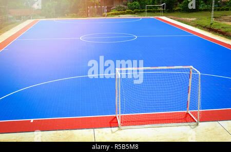 Champ futsal ou football sport outdoor centre cercle ligne blanche et filets de but Banque D'Images