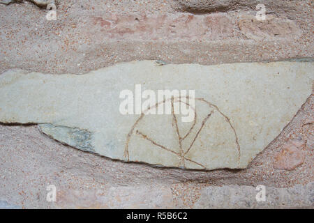 Chi-Rho (XP). Un Christogram endommagés (monogramme du Christ) à l'atrium de l'Basiica de Santa Sabina. C'est un des plus anciens de Rome ? Banque D'Images