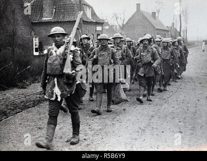 Titre alternatif : photo officielle prise sur le front de l'Ouest britannique en France : l'offensive allemande - Certains des Gallant 55e passe pour un peu de repos après les combats difficile Date de création : 1914 Crédit photo : Bibliothèque de l'université Banque D'Images