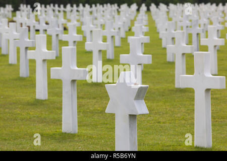 France, Normandie, Calvados, Plages du Débarquement, Colleville sur Mer, le Cimetière et Mémorial Américains de Normandie, des croix chrétiennes et juives des étoiles de David marquant les tombes des soldats américains tombés Banque D'Images