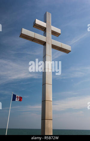 France, Normandie, Calvados, Plages du Débarquement, Courseulles sur Mer, Juno Beach site de WW2 D-Day invasion, croix de Lorraine marquant l'arrivée des Français libres du Général De Gaulle Banque D'Images