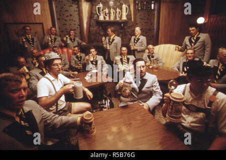 Les membres de la Concord Singers boire de la bière à la Turner Club à New Ulm, Minnesota. Comme ils pratiquent chansons allemandes ca. 1975 Banque D'Images