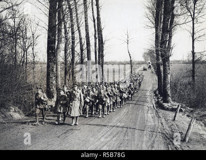 Titre alternatif : photo officielle prise sur le front de l'Ouest britannique en France : l'offensive allemande Description : les garçons comment ont fait du bon travail en remontant pour se reposer. Un bataillon du Royal Warwickshire. Date de création : 1914 Crédit photo : Bibliothèque de l'université Banque D'Images