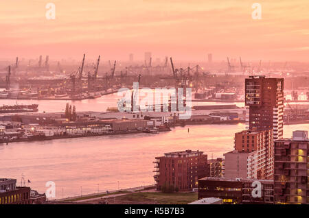 Rotterdam, Pays-Bas, le 12 novembre 2018 : a purple sunset sky reflète dans la rivière Nieuwe Maas, avec la zone industrielle de Waalhaven et Lloydkwartier Banque D'Images