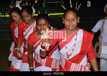 Danse folklorique de Kodal Adivasi bustee Jaldapara au Parc National d'Alipurduar district de l'ouest du Bengale, en Inde Banque D'Images