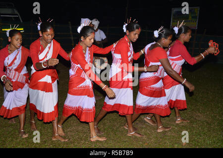 Danse folklorique de Kodal Adivasi bustee Jaldapara au Parc National d'Alipurduar district de l'ouest du Bengale, en Inde Banque D'Images