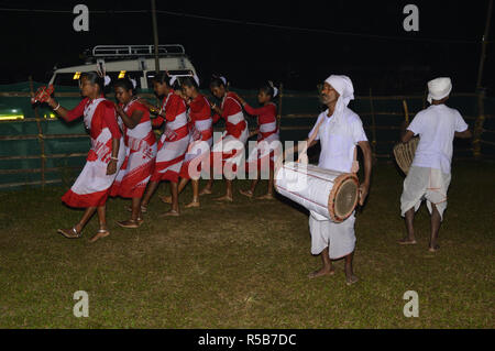 Danse folklorique de Kodal Adivasi bustee Jaldapara au Parc National d'Alipurduar district de l'ouest du Bengale, en Inde Banque D'Images