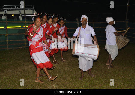 Danse folklorique de Kodal Adivasi bustee Jaldapara au Parc National d'Alipurduar district de l'ouest du Bengale, en Inde Banque D'Images