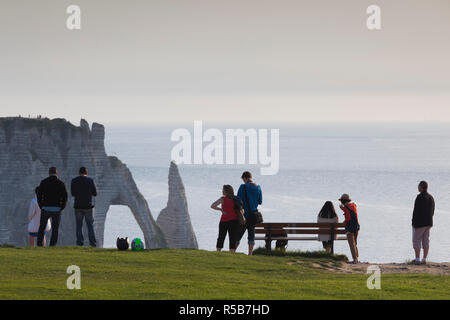 France, Haute-Normandie, Seine-Maritime, Etretat, les randonneurs à la falaise de falaises Aval Banque D'Images